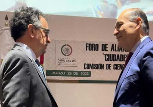 El Alcalde Enrique Galindo, junto al embajador del Reino Unido en México, Jon Benjamin.