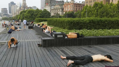 En China la gente duerme en las calles para hacer frente a los 50 grados
